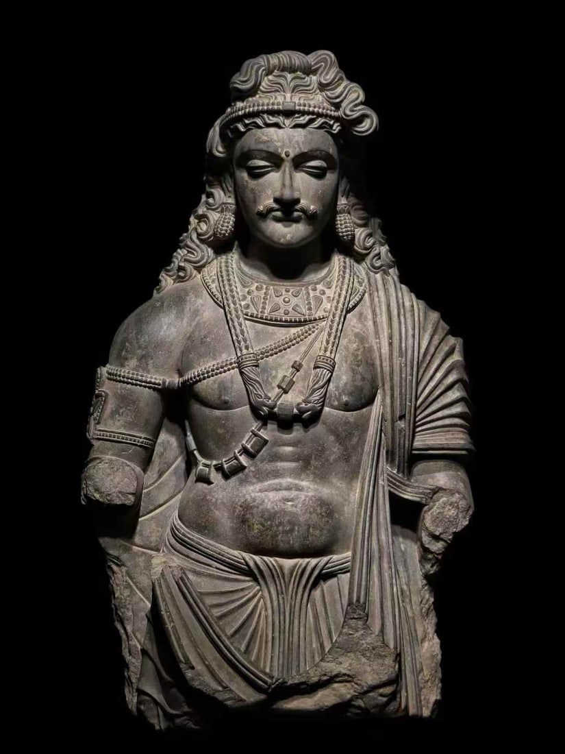 One Gandhara gray schist bust of Buddha: Gandhara Gray schist bust of Buddha SIZE: H:80cm (The Dimensions Of All Batches Are Manually Measured.If You Need More Detailed Information, Please Contact Our Customer Service Before Bidding.)