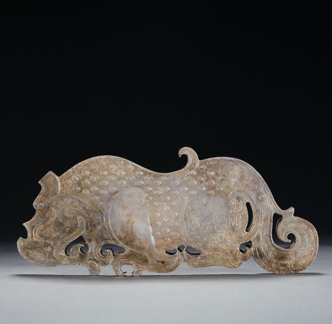 A Warring States jade tiger-shaped pendant: Warring States jade tiger-shaped pendant SIZE: H:5cm L:12cm (The Dimensions Of All Batches Are Manually Measured.If You Need More Detailed Information, Please Contact Our Customer Service Before Biddi