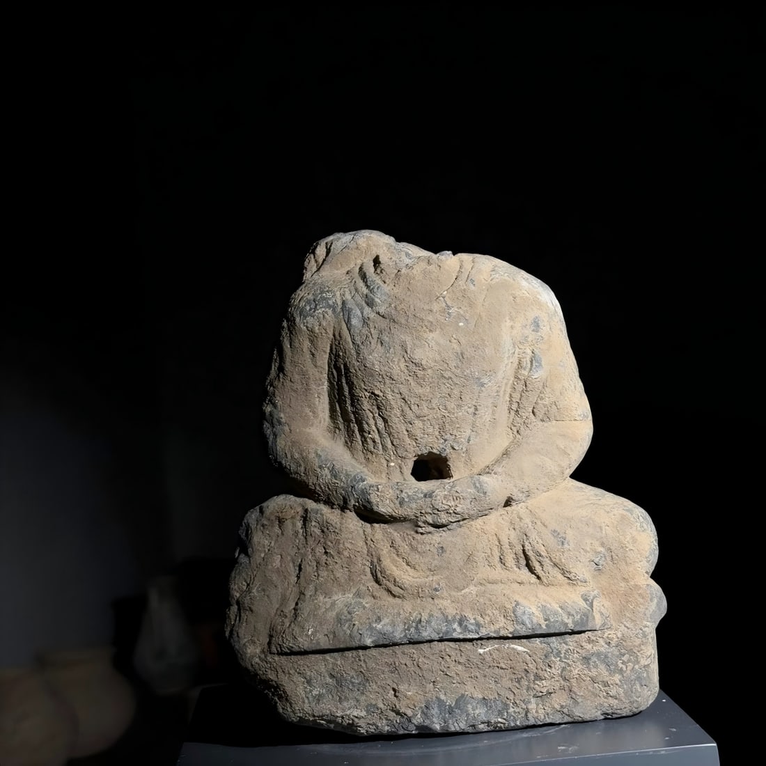 A Gandhara stone bust from the 2nd to 5th centuries AD: Gandhara stone carved bust specimen level SIZE: W:17cm H:29cm (The Dimensions Of All Batches Are Manually Measured.If You Need More Detailed Information, Please Contact Our Customer Service Before Bid