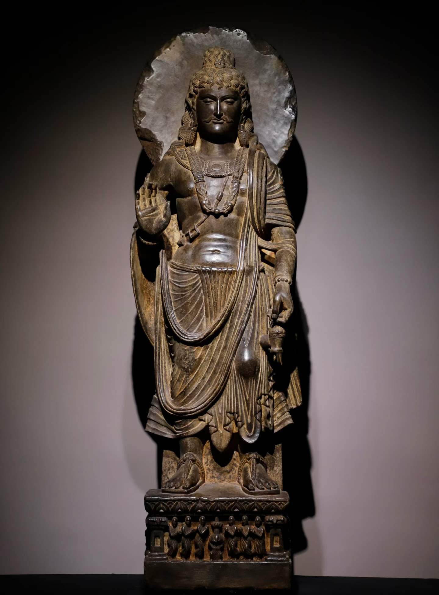 A piece of Gandhara rock Buddha statue: Gandhara rock Buddha statue SIZE: H:128cm W:42cm T:26cm (The Dimensions Of All Batches Are Manually Measured.If You Need More Detailed Information, Please Contact Our Customer Service Before Bidding.)