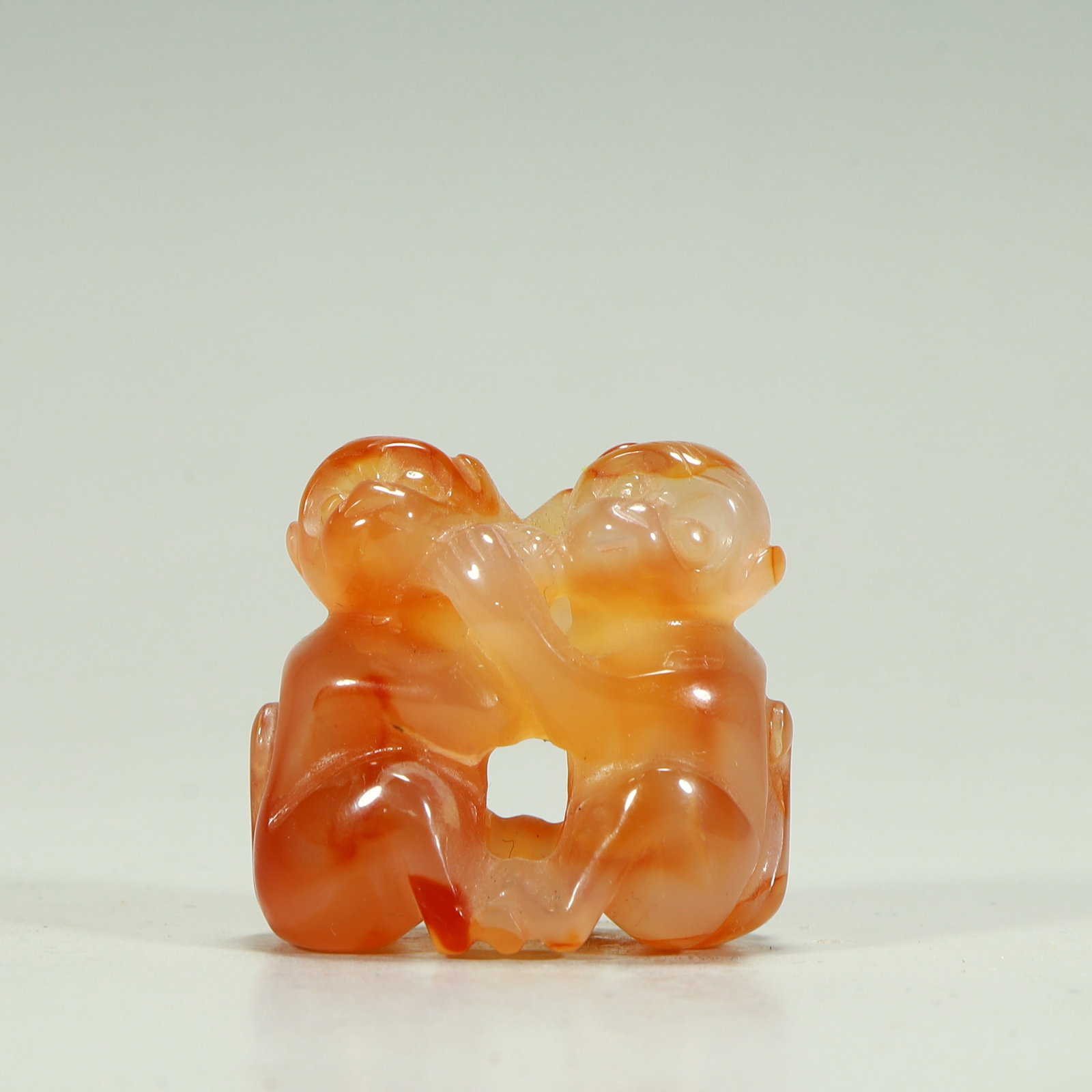 A Qing Dynasty agate double monkey ornament (1 of 7)