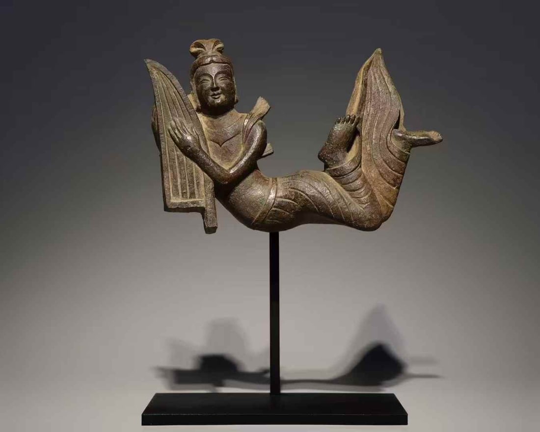 A large Wei cliff flying statue: Great Wei cliff flying statue SIZE: H: 18cm W: 30cm Total H: 36cm (The Dimensions Of All Batches Are Manually Measured.If You Need More Detailed Information, Please Contact Our Customer Service Before