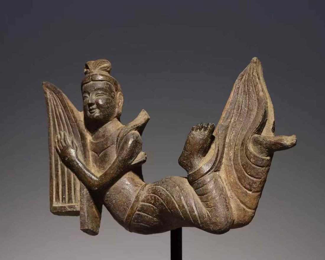 A large Wei cliff flying statue - 3