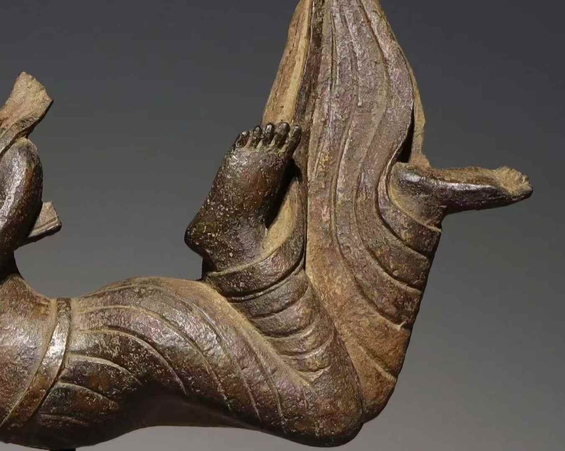 A large Wei cliff flying statue - 5