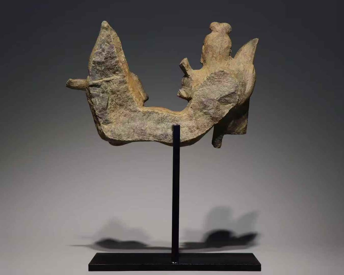 A large Wei cliff flying statue - 6