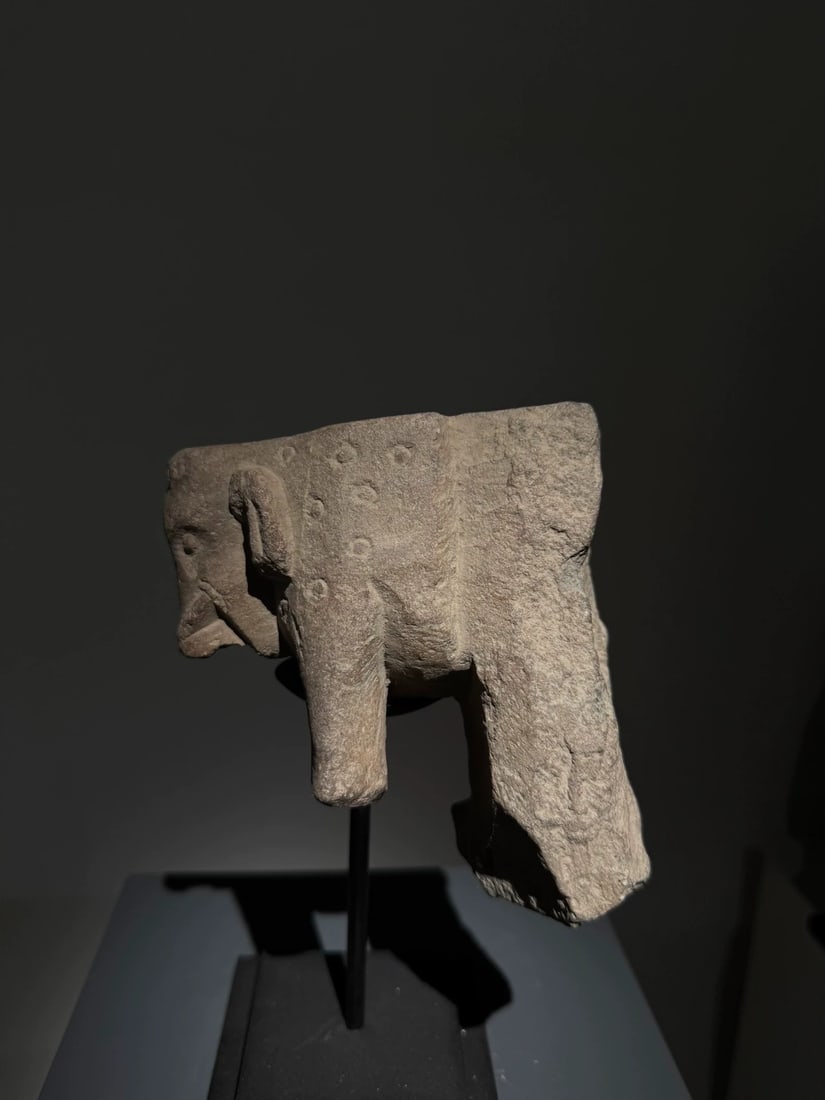 A Gandhara stone carved elephant from the 2nd to 5th centuries AD: Gandhara stone carved elephant SIZE: W:11cm H:12cm (The Dimensions Of All Batches Are Manually Measured.If You Need More Detailed Information, Please Contact Our Customer Service Before Bidding.)