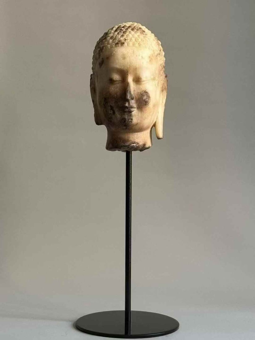 A piece of Northern Dynasty white jade Buddha head: Northern Dynasty white jade Buddha head SIZE: H: 13cm Total H: 32cm (The Dimensions Of All Batches Are Manually Measured.If You Need More Detailed Information, Please Contact Our Customer Service Befo