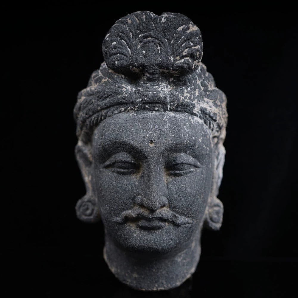 A carved Gandhara Buddha head in shale in the 5th century AD: Carved Gandhara Buddha's head SIZE: W: Approx. 13cm H: Approx. 20cm (The Dimensions Of All Batches Are Manually Measured.If You Need More Detailed Information, Please Contact Our Customer Service Befo