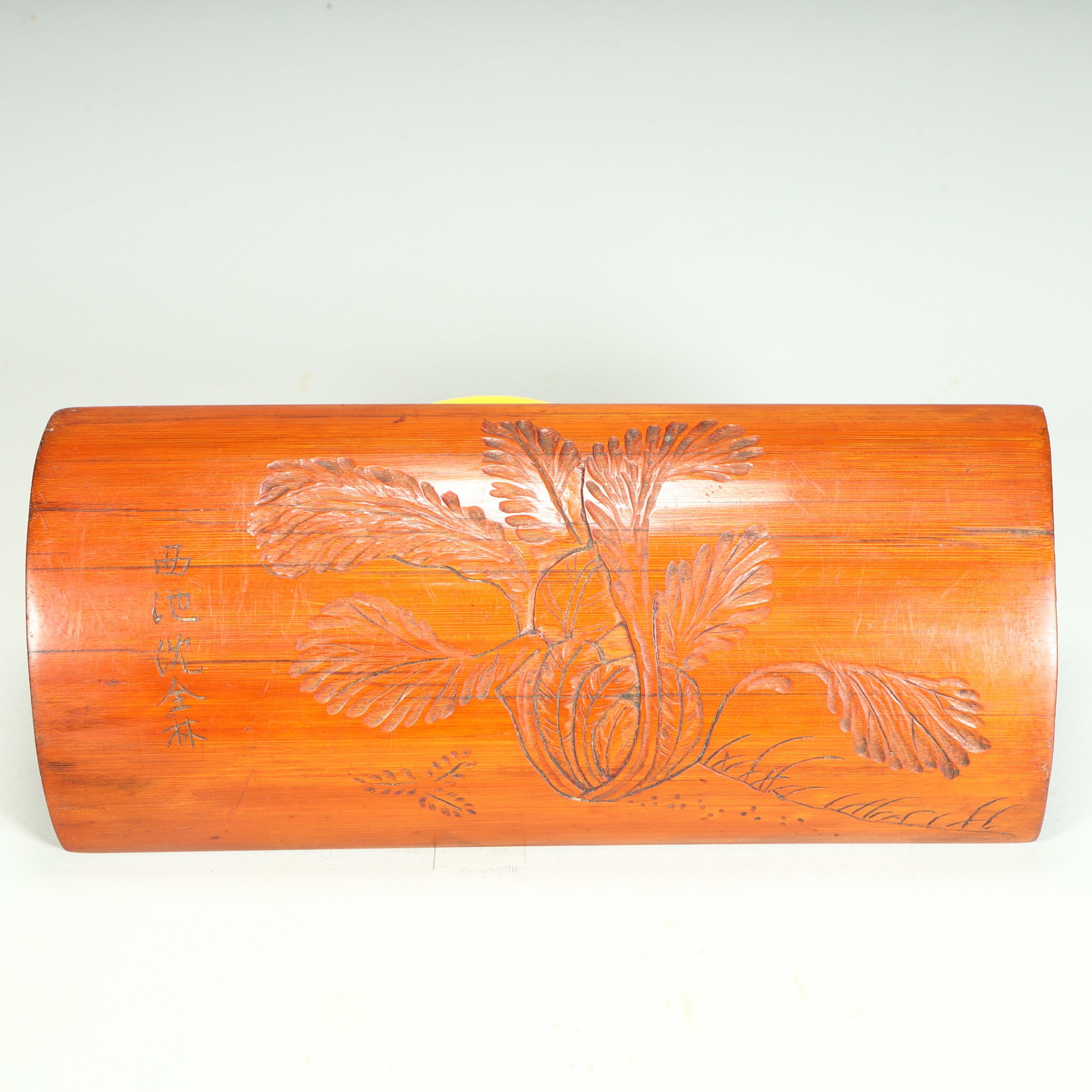 A Qing Dynasty bamboo carved cabbage picture armrest: Qing Dynasty bamboo carving cabbage picture arm rest SIZE: H:22cm L:10cm W:3.5cm W:169g (The Dimensions Of All Batches Are Manually Measured.If You Need More Detailed Information, Please Contact Our C