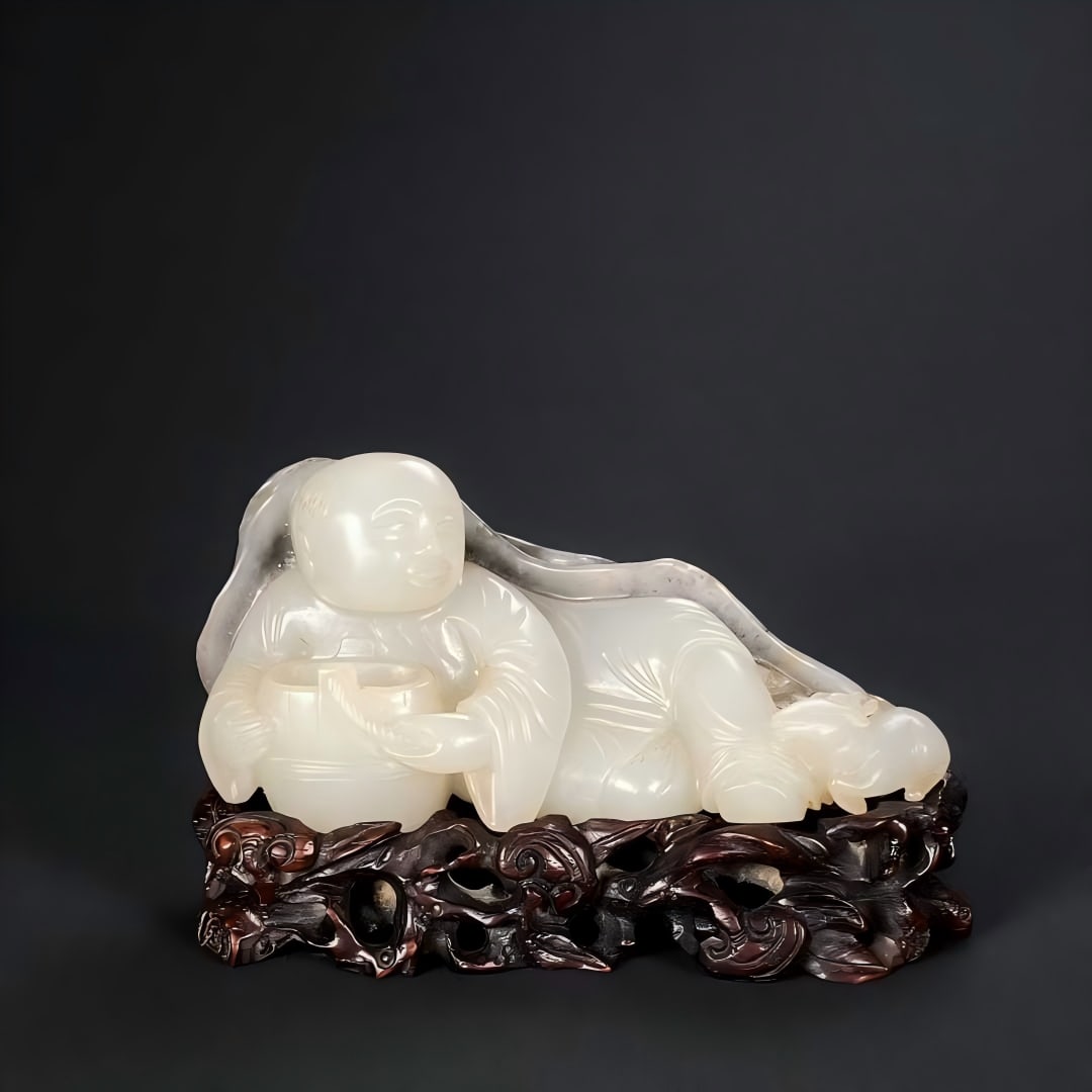 A piece of Qing Qianlong Hetian jade seed material black and white jade pretty carved deer milk to (1 of 9)