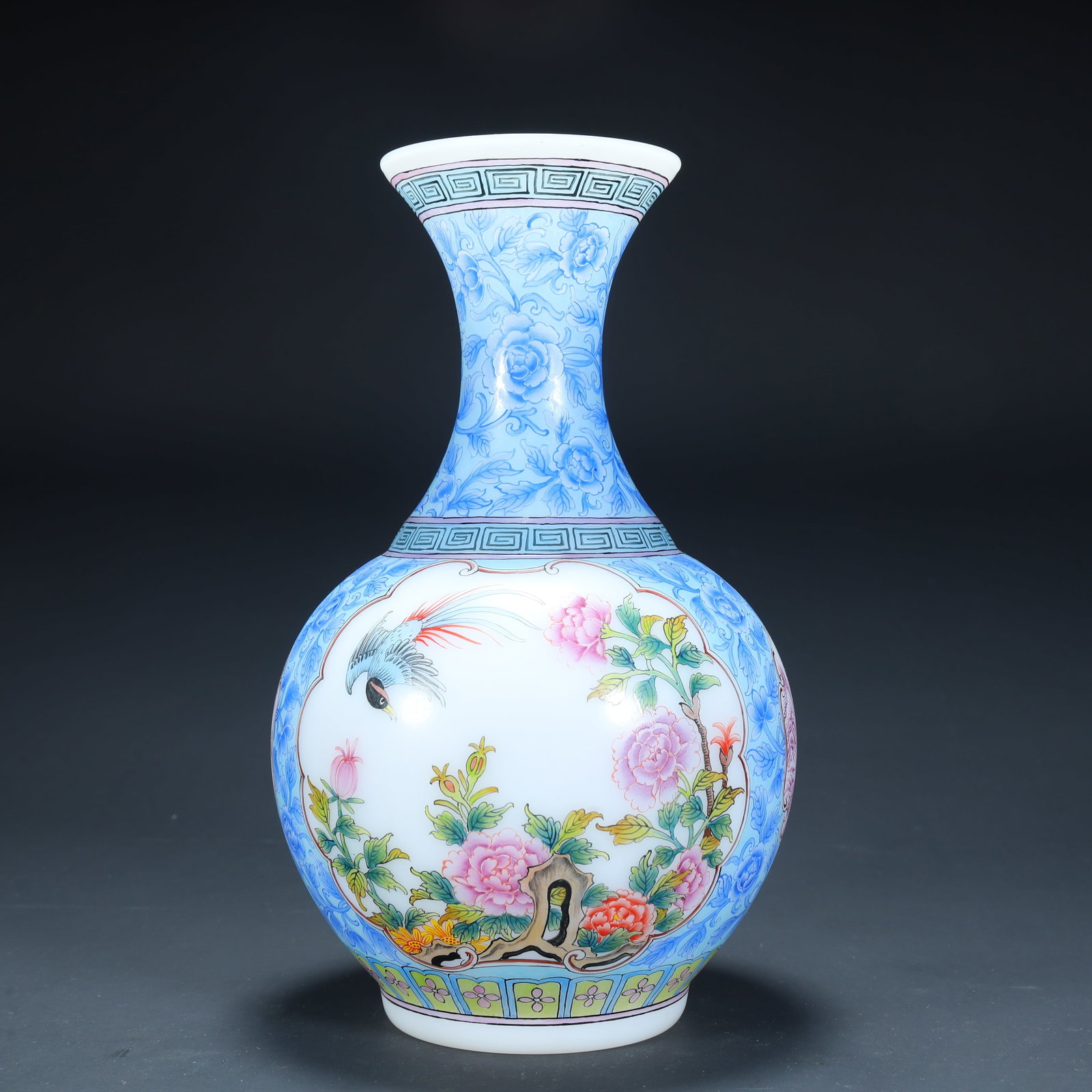 A piece of Qing Dynasty material vessel pastel "Consecrated phoenix wearing peony pattern: Qing Dynasty material pastel "Consecration of the phoenix wearing peony pattern appreciation bottle" SIZE: H:22cm L:13cm W:13cm W:394g (The Dimensions Of All Batches Are Manually Measured.If You Need 