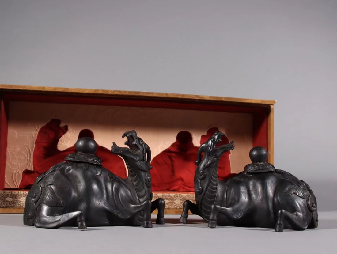 A pair of agarwood carved beast ornaments: A pair of agarwood carved auspicious beast ornaments, the texture of the Qing Dynasty is clear, the whole piece of material is carved, the fragrance is new and elegant, the skill is skillful, the ausp