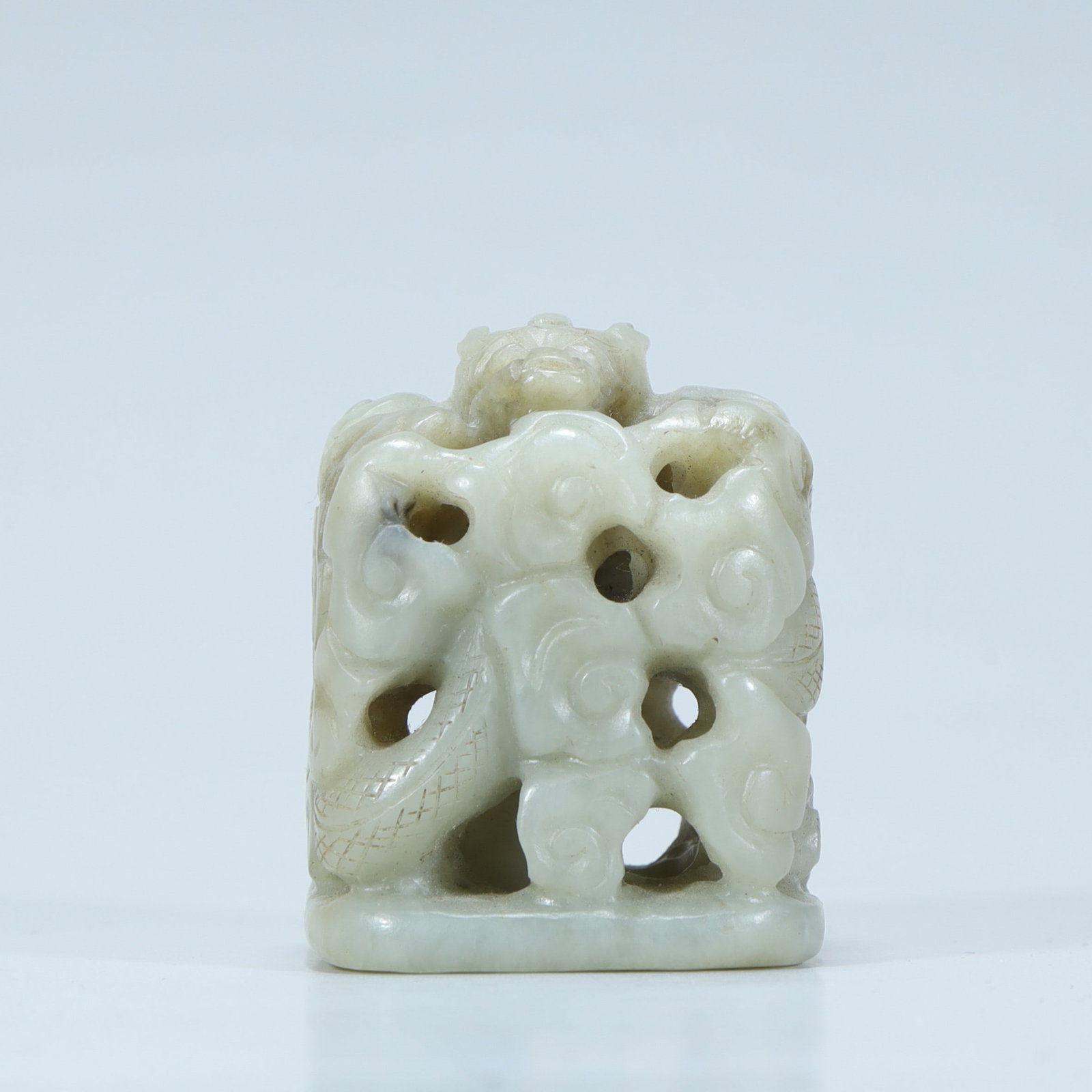A Ming Hetian jade carved cloud dragon pattern stove top: Ming Hetian jade carved cloud dragon pattern furnace top SIZE: H:4.5cm L:4cm W:3.8cm W:89.5g (The Dimensions Of All Batches Are Manually Measured.If You Need More Detailed Information, Please Contact 