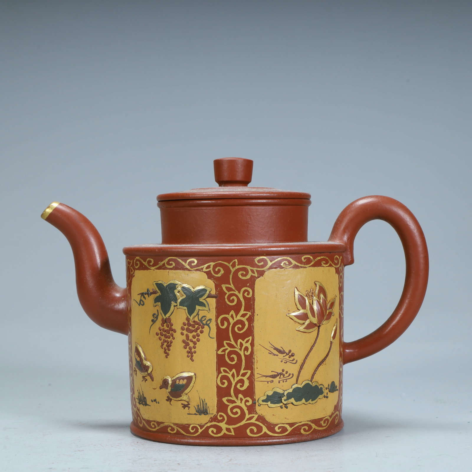 A Qing Dynasty purple sand clay painting with gold flower and bird pattern straight pot: Qing Dynasty purple sand mud painting with gold flower and bird pattern straight pot SIZE: H:11.5cm L:16cm W:9cm W:425g (The Dimensions Of All Batches Are Manually Measured.If You Need More Detailed I