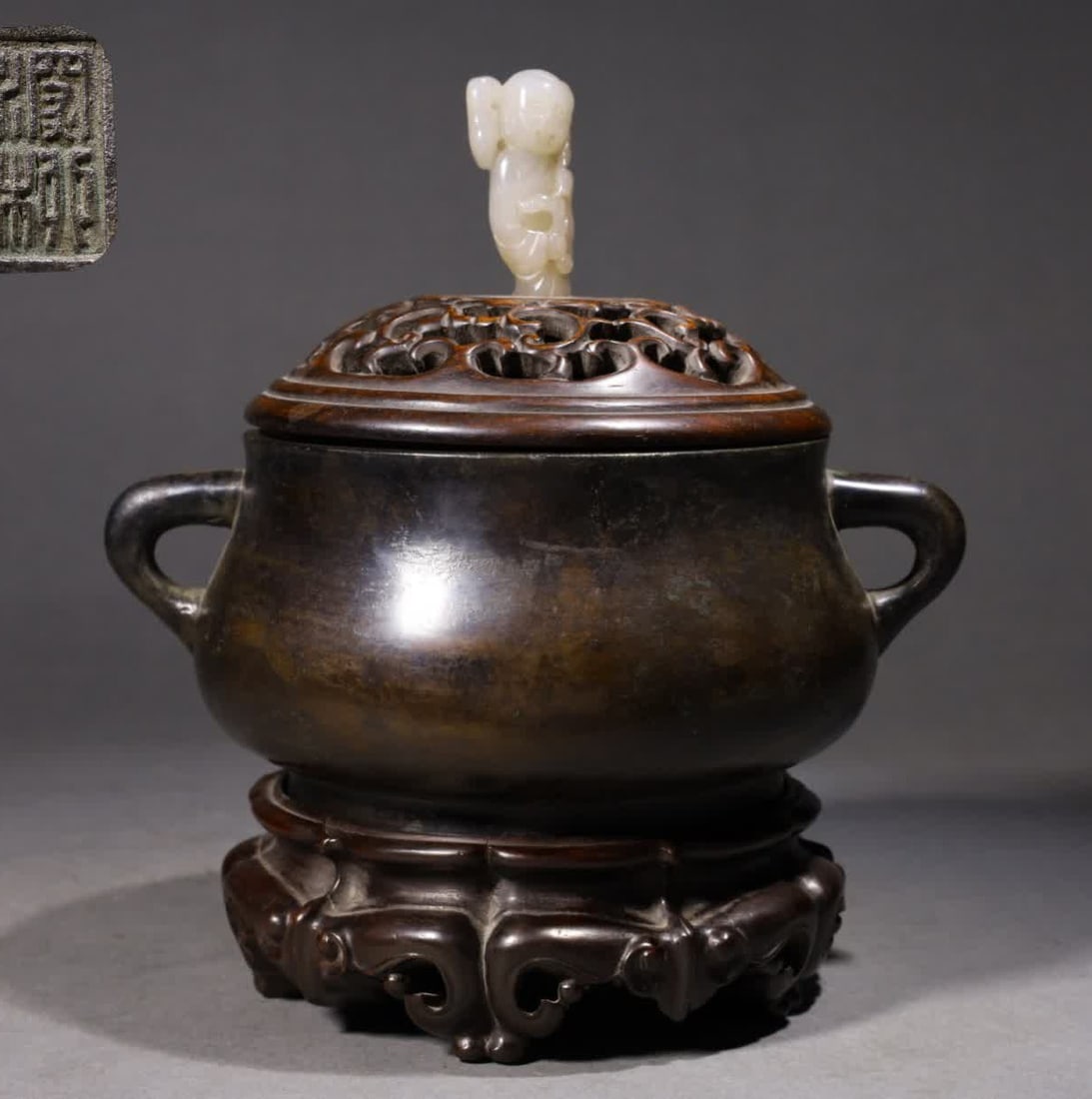 A Qing Dynasty copper amphora study ornament: Qing Dynasty copper amphora study ornament SIZE: L:18.5cm W:14.7cm H:16.5cm W:2080g (The Dimensions Of All Batches Are Manually Measured.If You Need More Detailed Information, Please Contact Our Custo