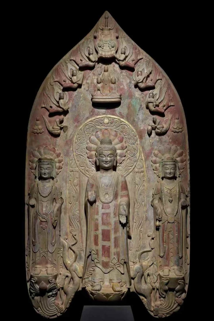 A large Wei gilded painting of three statues on the back screen of Qingzhou: Da Wei gilded painting three statues on the back screen of Qingzhou SIZE: H:142cm W:78cm T:33cm (The Dimensions Of All Batches Are Manually Measured.If You Need More Detailed Information, Please Conta