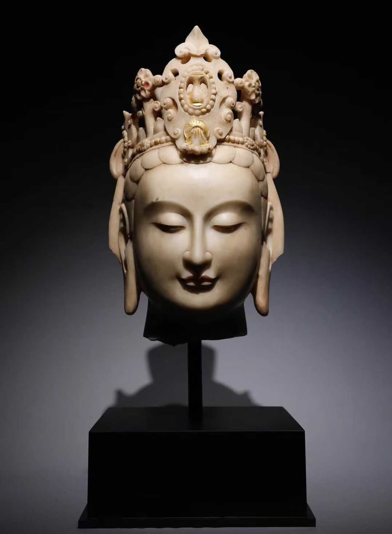 A piece of Northern Qi white jade painted Guanyin head: Northern Qi Han white jade painted Guanyin head SIZE: H:38cm (The Dimensions Of All Batches Are Manually Measured.If You Need More Detailed Information, Please Contact Our Customer Service Before Bidd