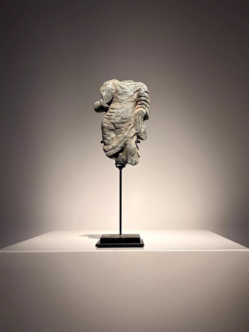 A Gandhara Cao Yi from the 2nd to 5th centuries AD is out of the water: Gandhara Cao Yi comes out of the water and has a beautiful balance posture SIZE: W:7.5cm H:11cm (The Dimensions Of All Batches Are Manually Measured.If You Need More Detailed Information, Please Conta