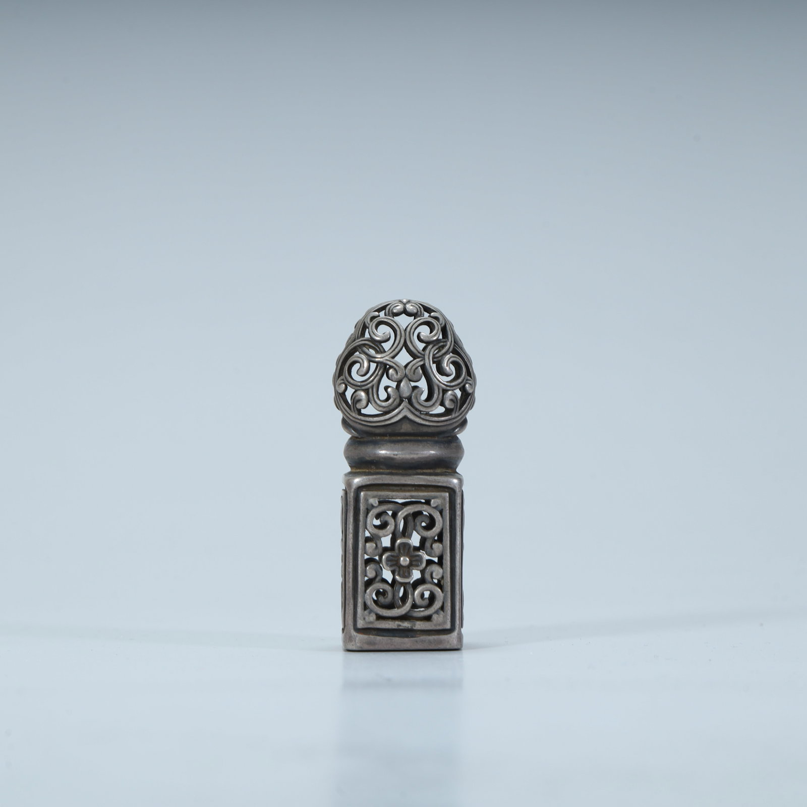 A Qing Dynasty silver hollow curly grass pattern seal (1 of 8)
