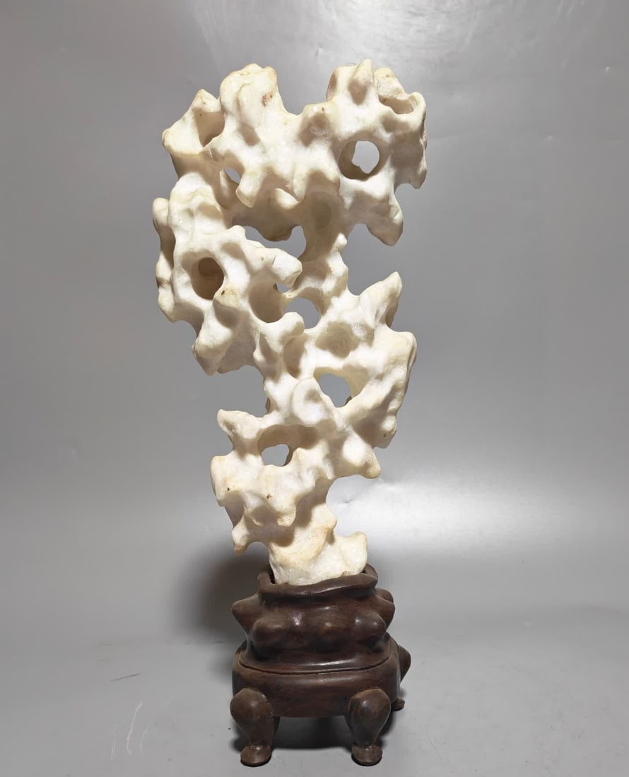 A Qing Dynasty white Taihu Shishanzi study ornament: Qing Dynasty Baitai Lake Shishanzi The transparency of Baitai Lake stone is really a natural romantic leak, thin, and transparent at a glance to fall into the ultimate of oriental aesthetics, often in