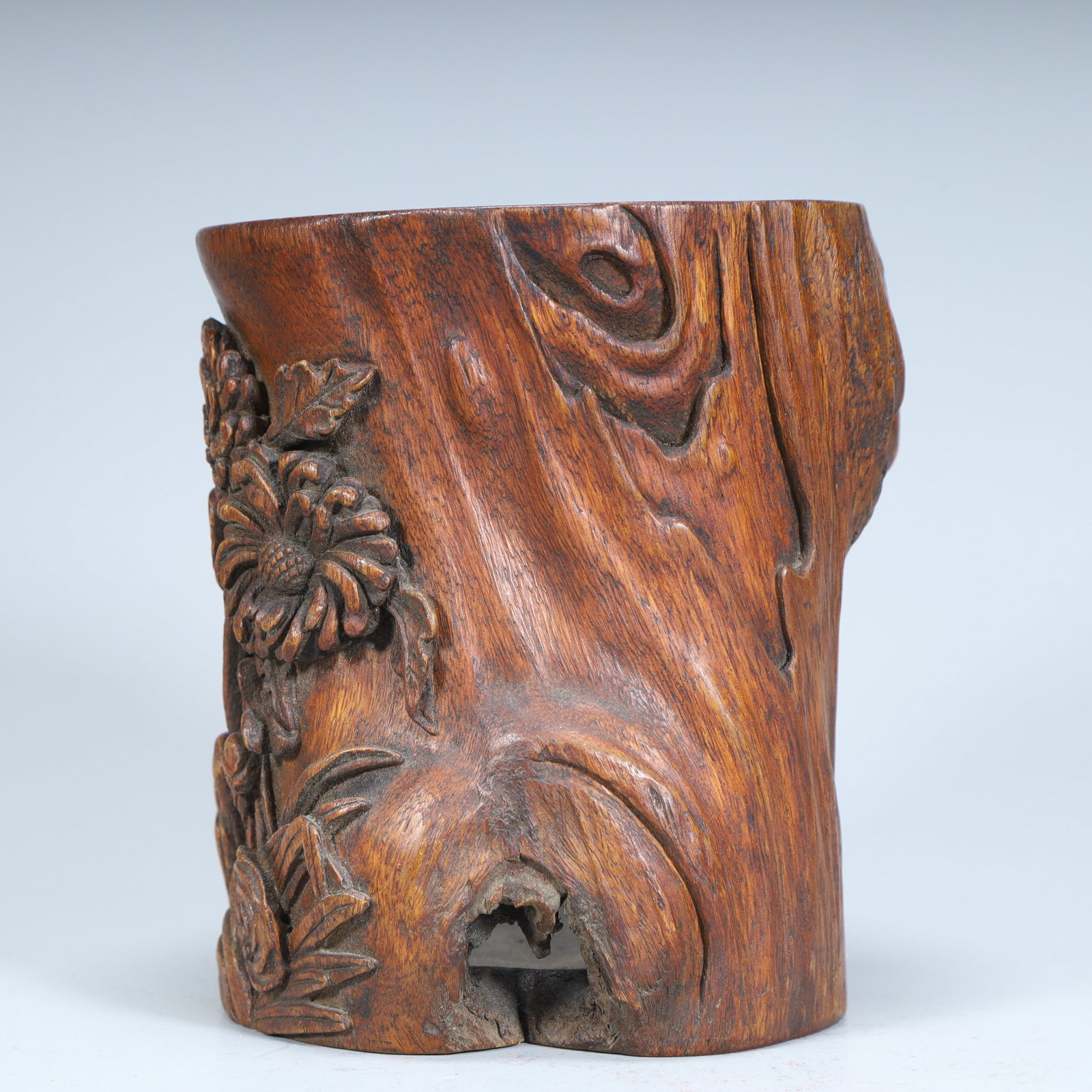 A Qing Dynasty wooden carved chrysanthemum pattern pen holder: Qing Dynasty conformal wood carving chrysanthemum pattern pen holder SIZE: H:14cm L:12.5cm W:11.5cm W:216g (The Dimensions Of All Batches Are Manually Measured.If You Need More Detailed Information, P