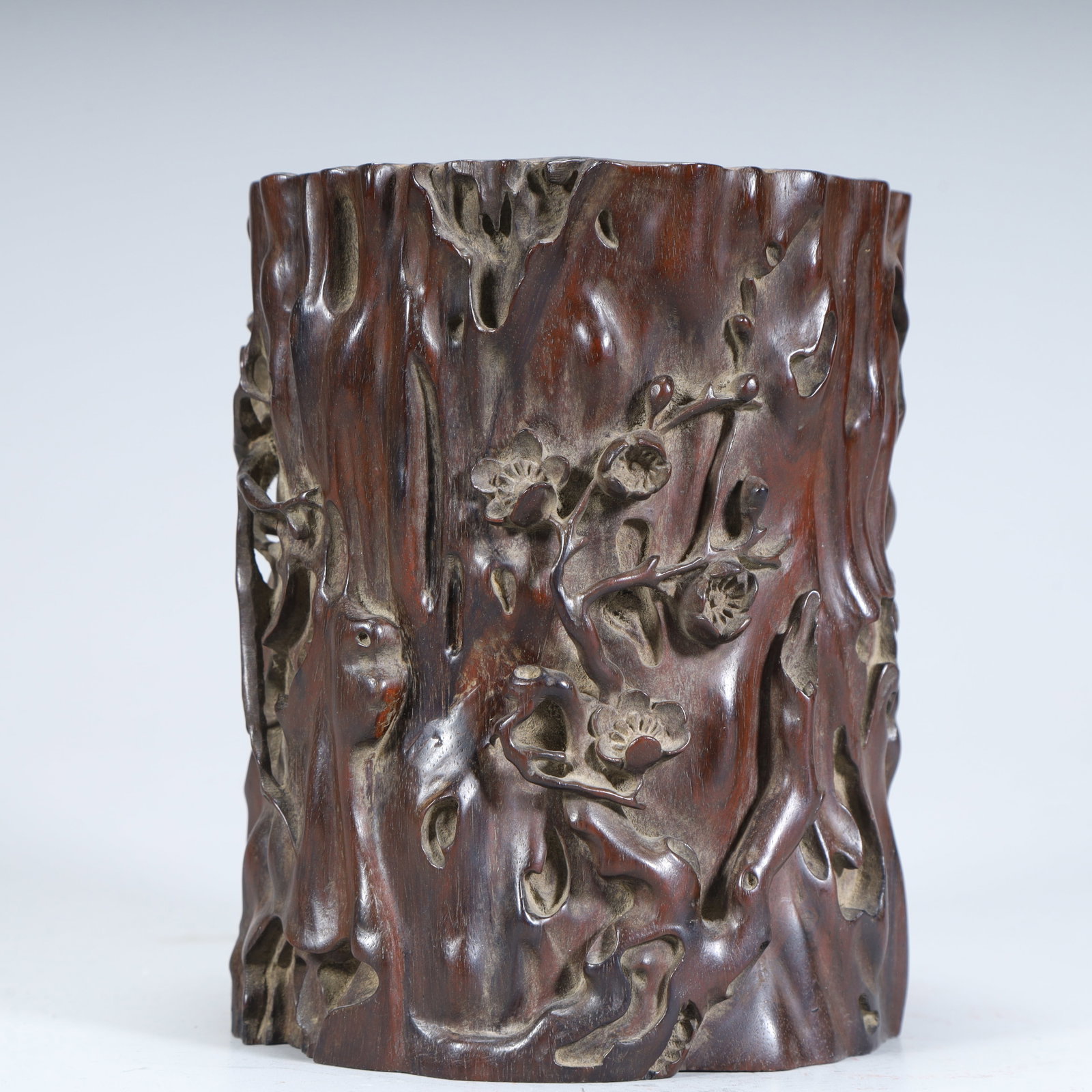 A Qing Dynasty rosewood carved plum pile pattern pen holder: Qing Dynasty rosewood carved plum pile pattern pen holder SIZE: H:14.5cm L:11cm W:11cm W:543g (The Dimensions Of All Batches Are Manually Measured.If You Need More Detailed Information, Please Contact
