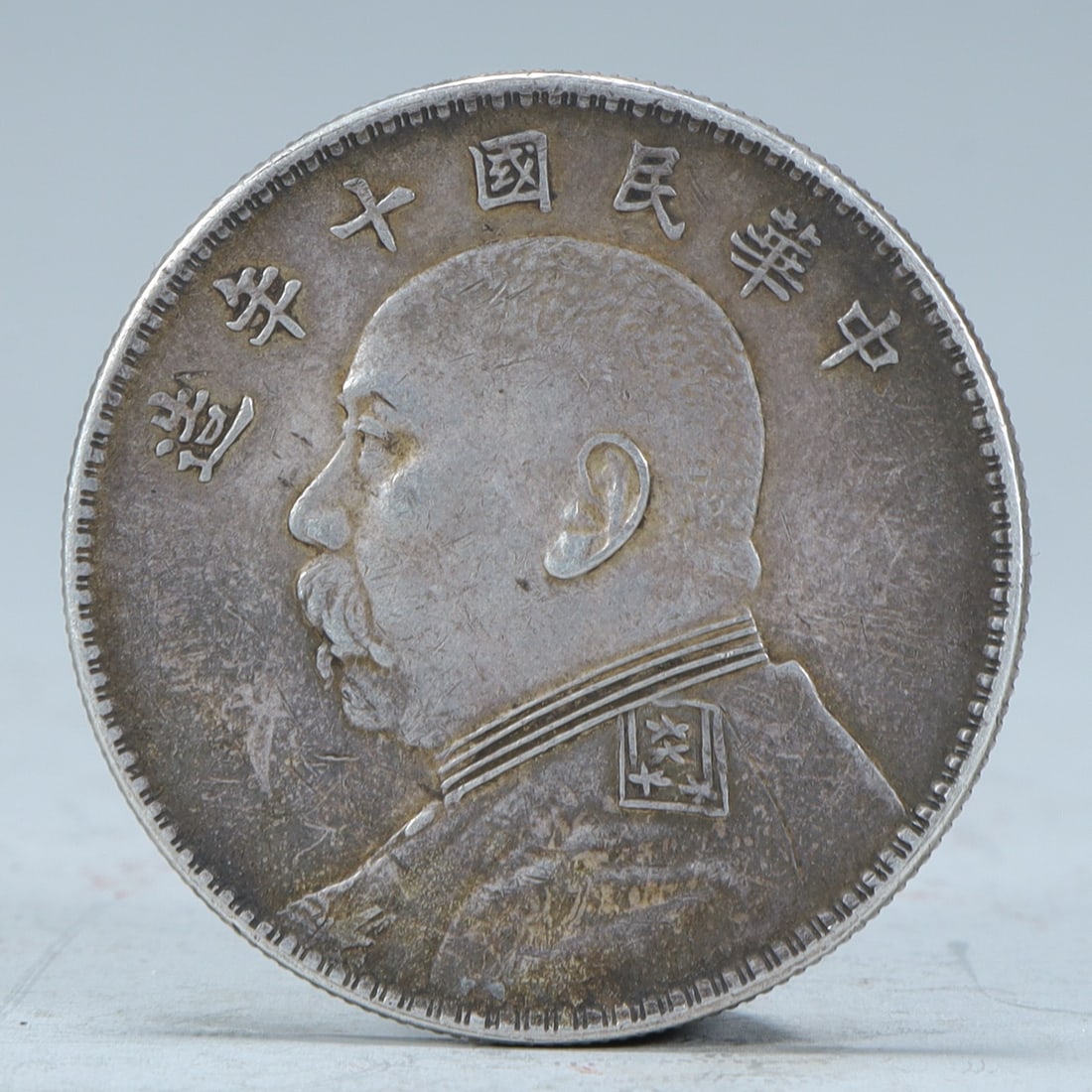 A silver coin made in the tenth year of the Republic of China like Yuan Shikai: In the tenth year of the Republic of China, a silver coin was made for the statue of Yuan Shikai SIZE: D:4cm W:26.7g (The Dimensions Of All Batches Are Manually Measured.If You Need More Detailed Info