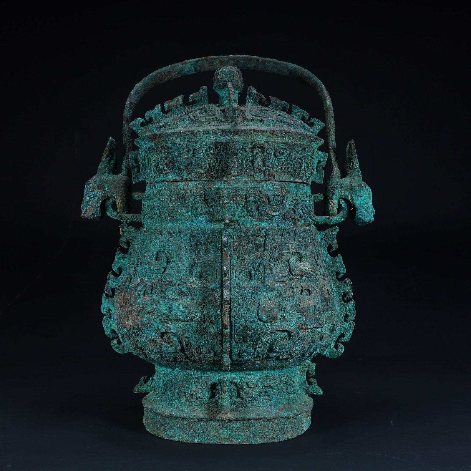 A Qing Dynasty imitation Shang Zhou bronze beam: Qing Dynasty imitation Shang Zhou bronze beam hat SIZE: H:35cm L:29cm W:23.5cm W:6.4kg (The Dimensions Of All Batches Are Manually Measured.If You Need More Detailed Information, Please Contact Our Cu