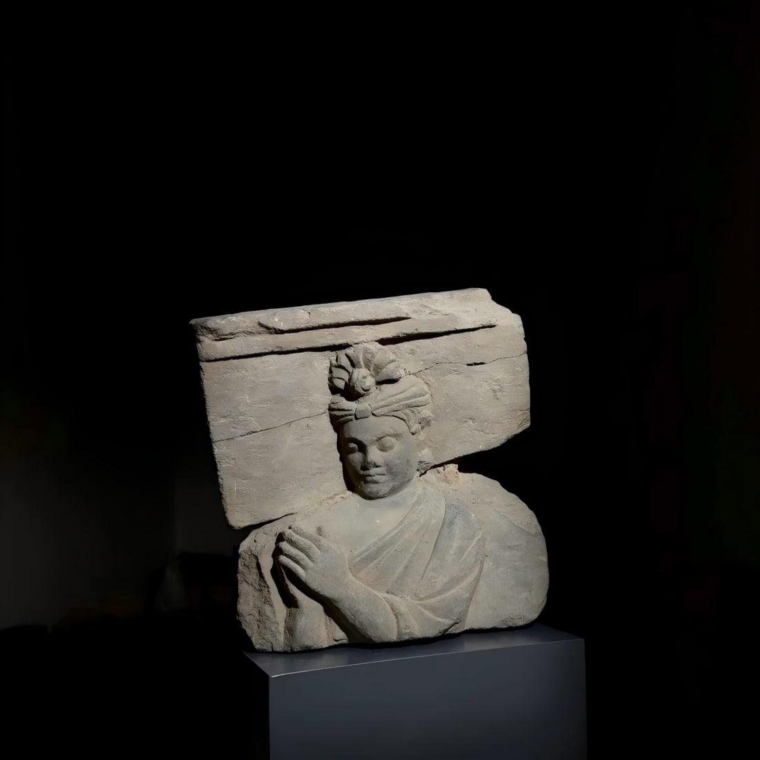 A Gandhara Emperor Shakyamuni from the 2nd to 5th centuries AD: The prototype of Tiangandra is Indra in Vedic mythology, the head of the Vedic gods, known as the "powerful king of the gods" and "the king of the world", the lord of the secular world, and the god of