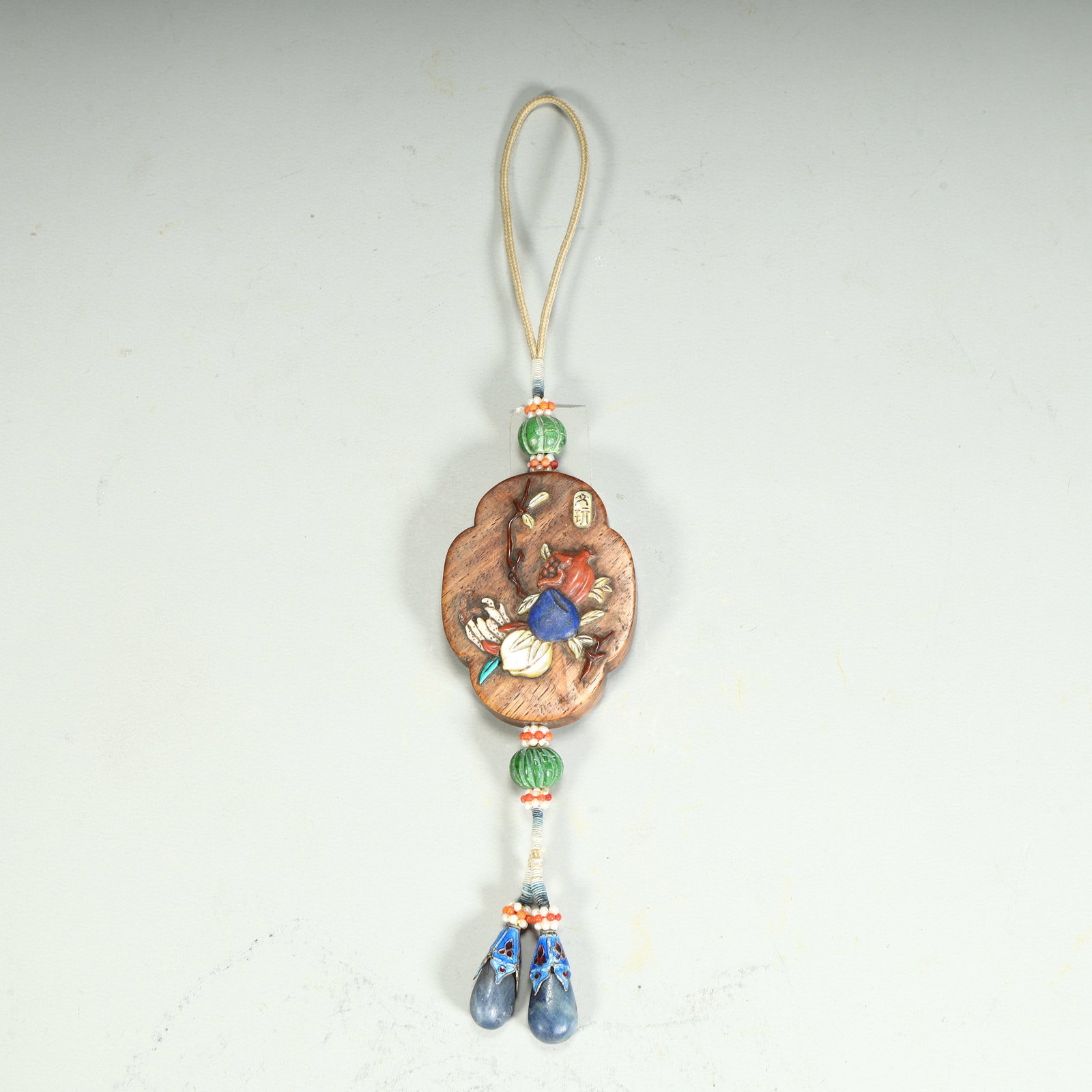 A piece of Qing Dynasty wood carving treasure inlaid with three multi-pattern hanging pendants: Qing Dynasty wood carving treasure inlaid with three multi-pattern hanging pendants SIZE: H:6cm L:4cm W:1cm W:38g (The Dimensions Of All Batches Are Manually Measured.If You Need More Detailed Informa