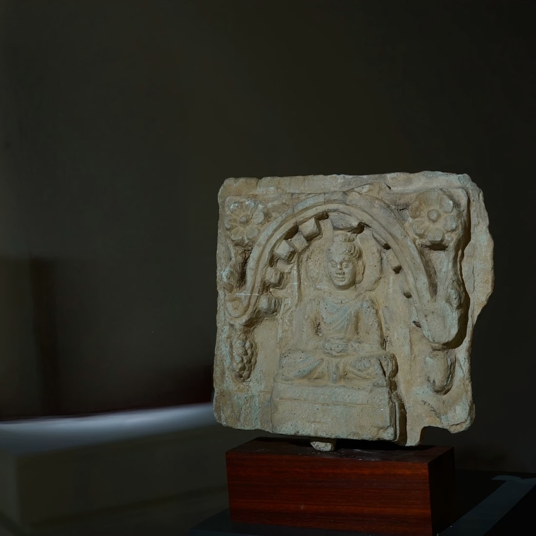 A Gandhara stone carving from the 2nd-5th centuries: Gandhara stone carving SIZE: W:19.5cm H:17cm (The Dimensions Of All Batches Are Manually Measured.If You Need More Detailed Information, Please Contact Our Customer Service Before Bidding.)