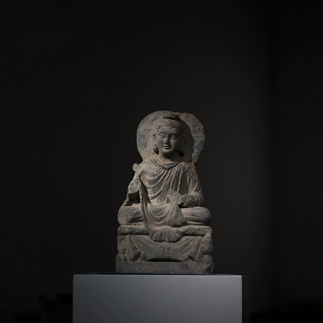 A Gandhara stone carving Buddha statue made of shale from the 2nd to 5th centuries AD: Gandhara stone carving Buddha statue SIZE: W:18cm H:32cm (The Dimensions Of All Batches Are Manually Measured.If You Need More Detailed Information, Please Contact Our Customer Service Before Bidding.