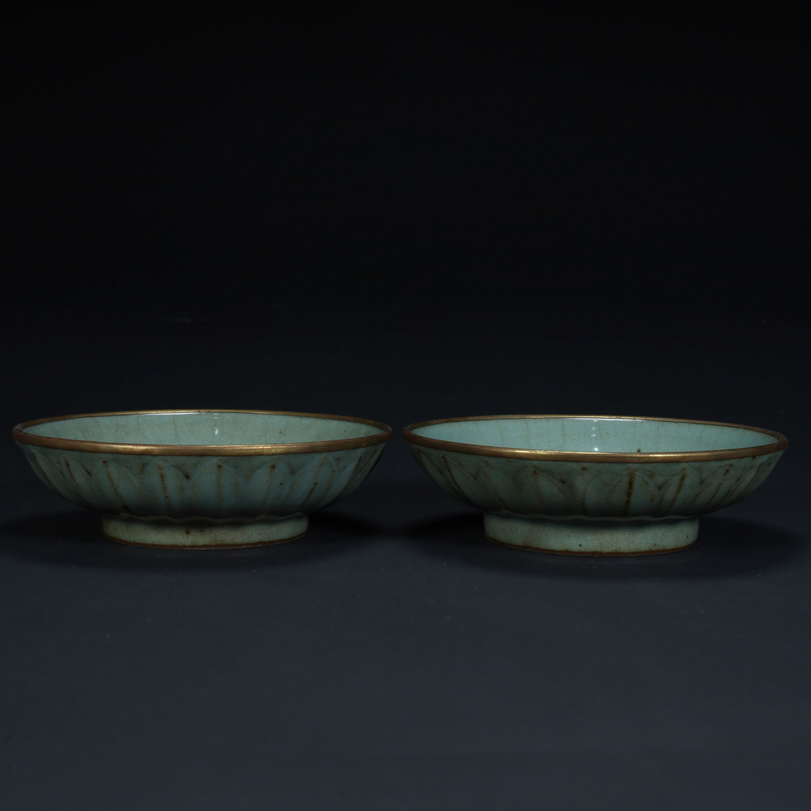 A piece of Qing Dynasty Ru kiln azure glaze sunflower mouth wash (a pair),: Qing Dynasty Ru kiln sky blue glaze sunflower mouth wash (a pair), SIZE: H: 3.5cm L: 12.3cm W: 12.3cm Total W: 302g (The Dimensions Of All Batches Are Manually Measured.If You Need More Detailed Infor