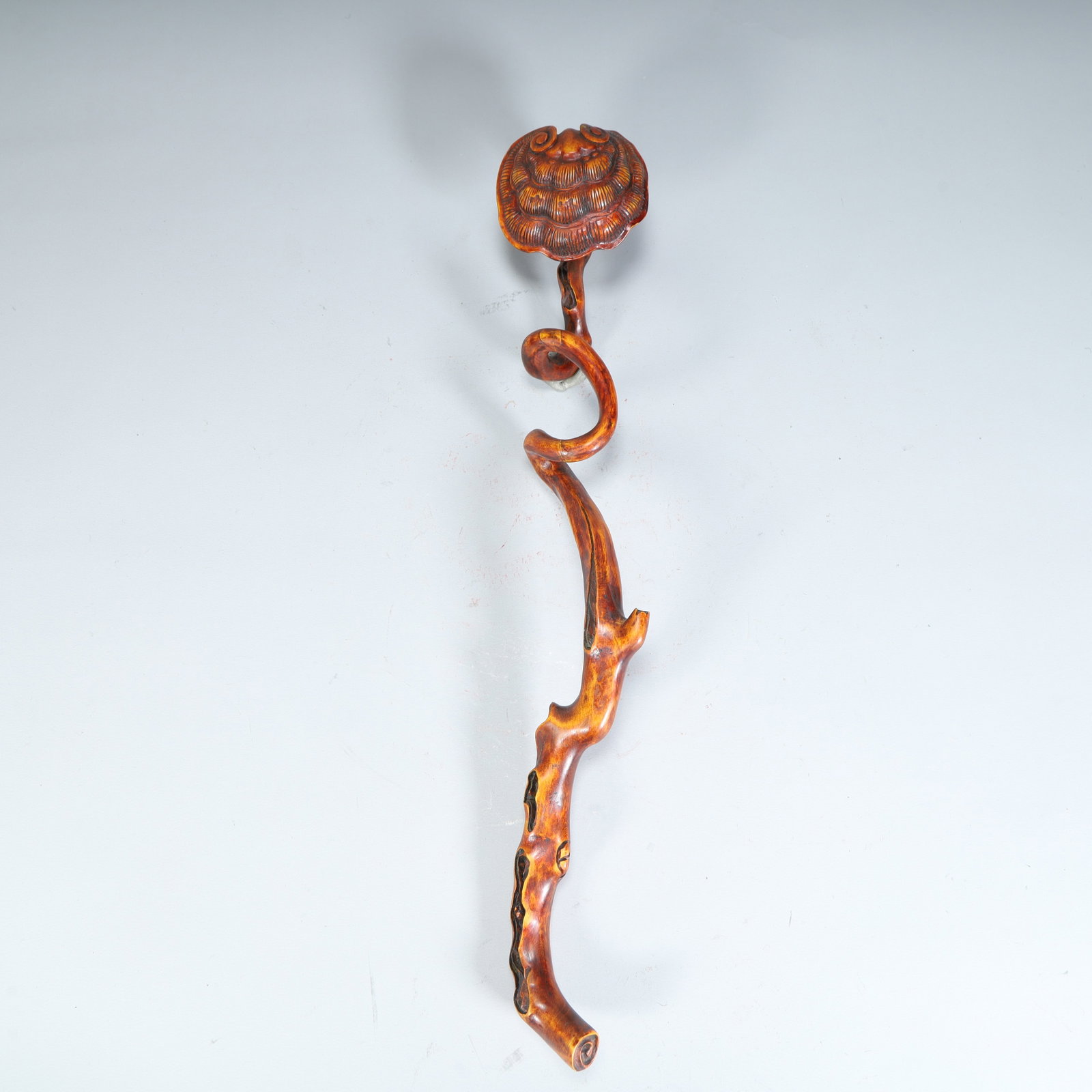 A Qing Dynasty boxwood carving with the shape of Ganoderma lucidum pattern Ruyi (1 of 11)
