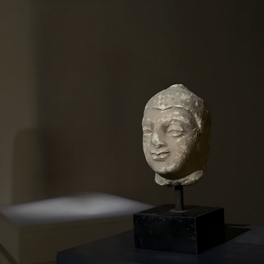 A Gandhara white plaster clay Buddha head from the 2nd to 5th centuries AD: Gandhara white ointment clay Buddha's head SIZE: W:6cm H:9.5cm (The Dimensions Of All Batches Are Manually Measured.If You Need More Detailed Information, Please Contact Our Customer Service Before Bi