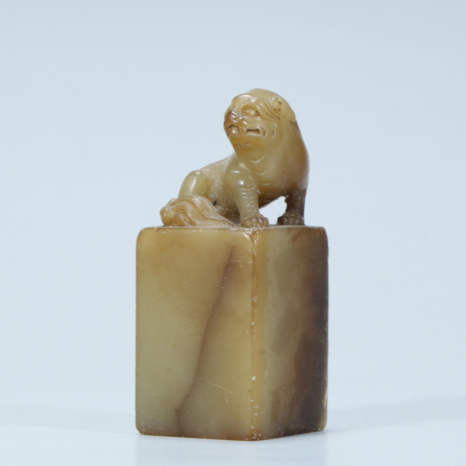 A Qing Dynasty Shoushan stone auspicious beast button seal: Qing Dynasty Shoushan stone auspicious beast button seal SIZE: H:6.5cm L:2.5cm W:2.5cm W:91g (The Dimensions Of All Batches Are Manually Measured.If You Need More Detailed Information, Please Contact 