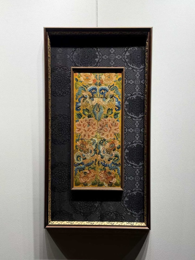A Qing Dynasty embroidered dragon pattern: Qing Dynasty embroidery dragon pattern SIZE: 72x33cm (The Dimensions Of All Batches Are Manually Measured.If You Need More Detailed Information, Please Contact Our Customer Service Before Bidding.)