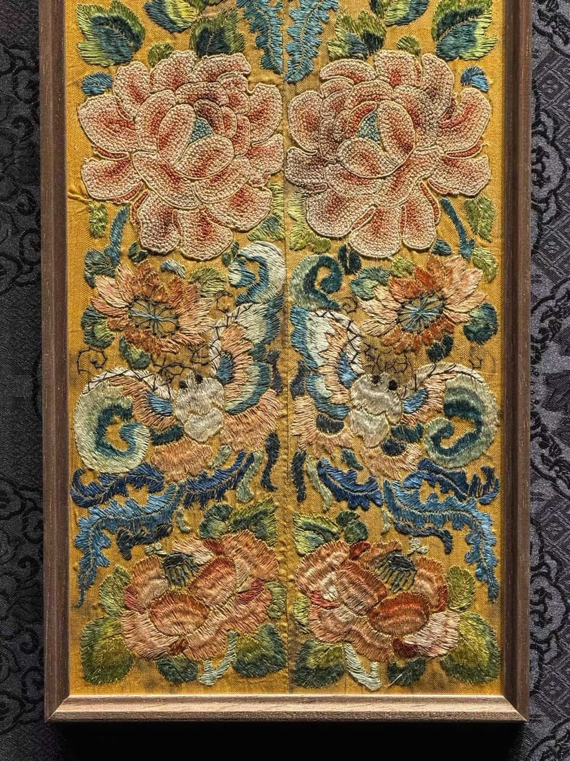 A Qing Dynasty embroidered dragon pattern - 3