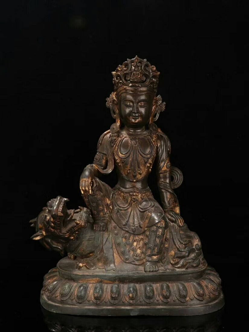 A bronze statue of Manjushri Bodhisattva in the early Qing Dynasty: Early Qing Dynasty Bronze Tire Manjushri Bodhisattva Statue, Fine Copper Integrated Casting, Original Gilded Craftsmanship, Worn and Aging Ming Dynasty Display, Highlighting a Strong Historical Atmosp