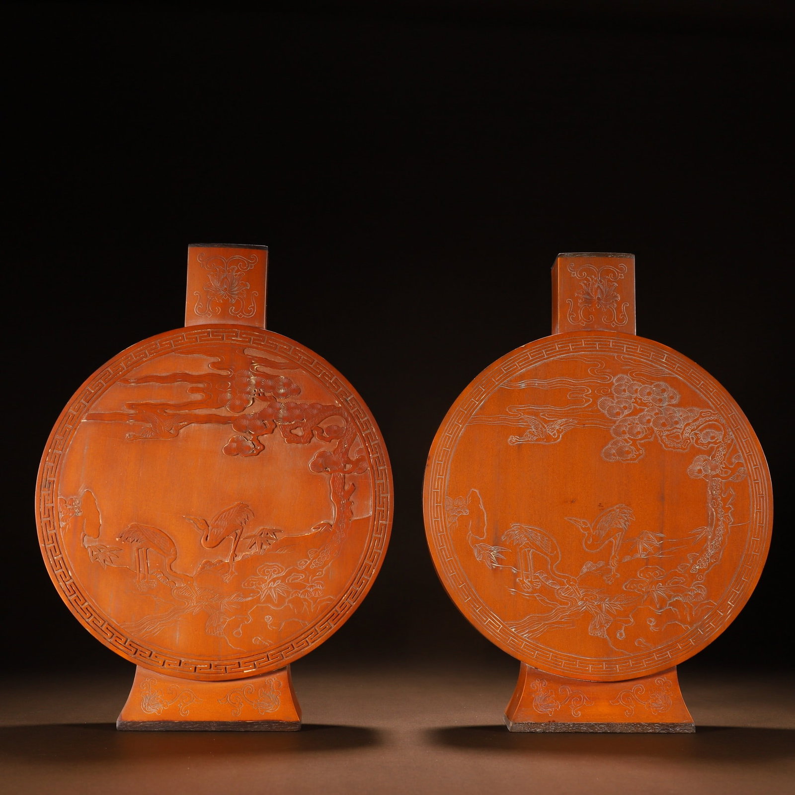A pair of Qing Dynasty wooden tire stickers with yellow deer cranes and spring bottles: Qing Dynasty wooden tire sticker yellow deer crane and spring bottle pair SIZE: H: 26cm W: 19cm Total W: 891g (The Dimensions Of All Batches Are Manually Measured.If You Need More Detailed Information