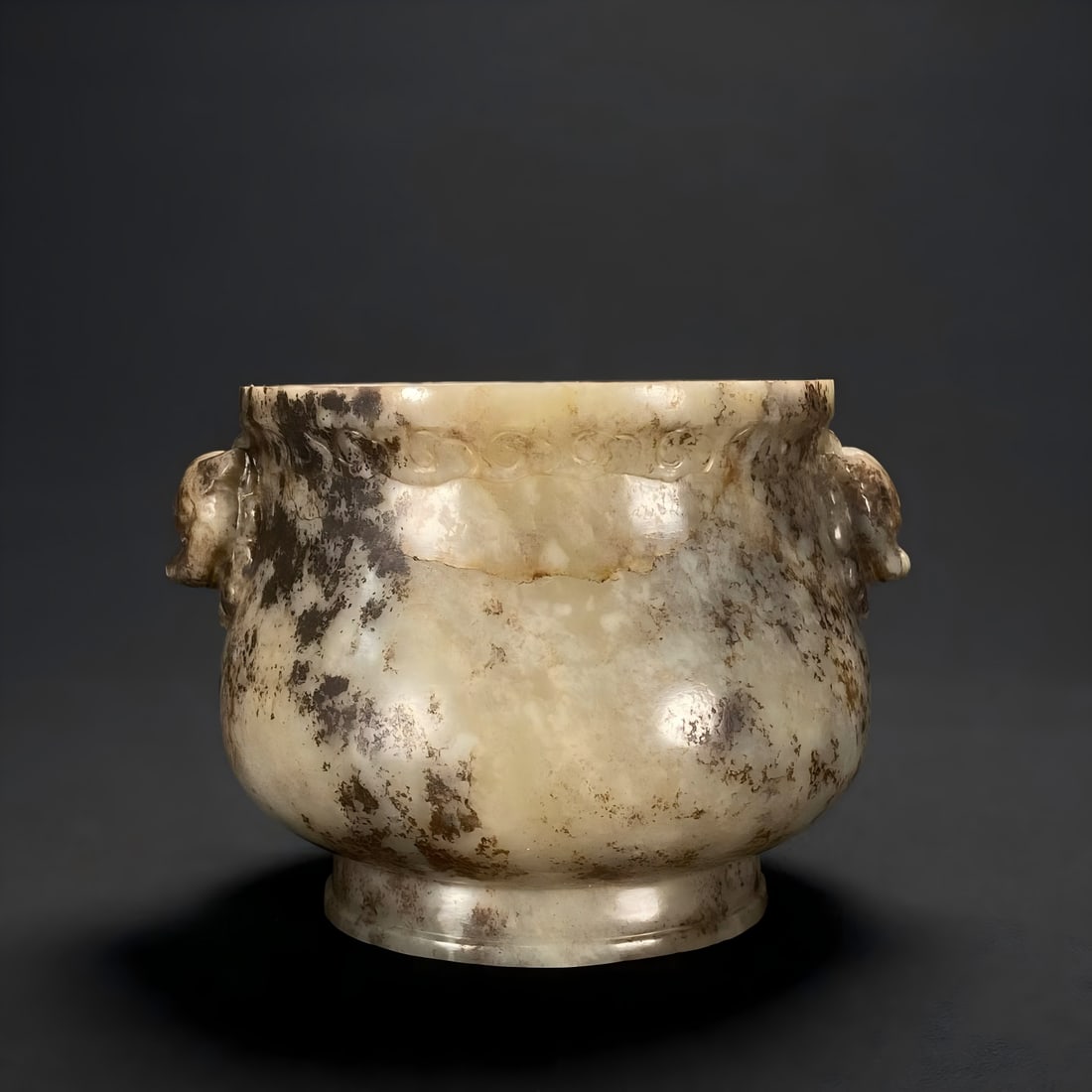 A piece of Ming Wanli Hetian jade seed material Qin-colored double beast ear bowl-style jade burner: Ming Wanli Hetian jade seed material color double beast ear bowl type jade burner incense burner study ornament This beast ear furnace and Tian jade material, the whole body is soaked, the color is co