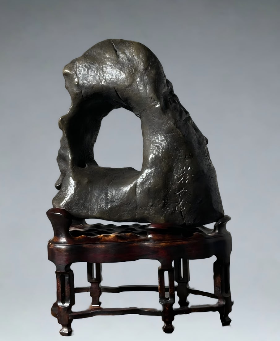 A Qing Dynasty Taihu stone "Shancang Taigu" Shanzi study ornament: Qing Dynasty Taihu stone "Shancang Taigu" Shanzi study ornament SIZE: H:58cm W:38cm T:20cm (The Dimensions Of All Batches Are Manually Measured.If You Need More Detailed Information, Please Contact Ou