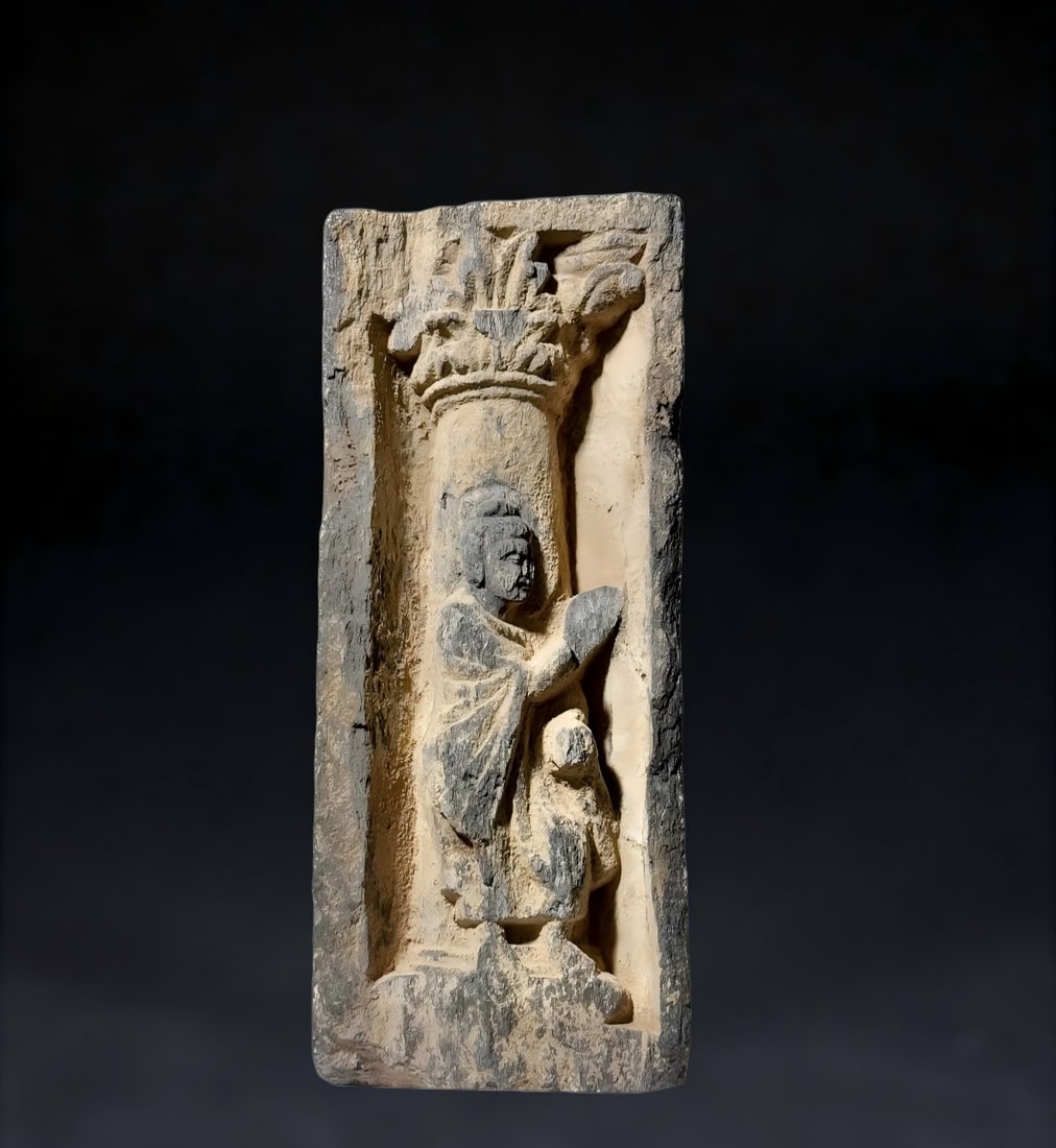 A Buddha under the Gandhara Collins column in gray schist from the 2nd to 5th centuries AD: Buddha under the Gandhara Collins column SIZE: W:9.5cm H:23cm (The Dimensions Of All Batches Are Manually Measured.If You Need More Detailed Information, Please Contact Our Customer Service Before Bid