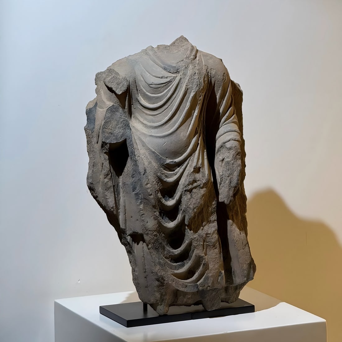 A Gandhara stone carving Cao Yi from the 2nd to 5th centuries AD is out of the water: Gandhara stone carving Cao Yi out of the water Buddha body ornament The pattern of the clothes hangs naturally like flowing water, with clear layers, both solemn and fluid. SIZE: H:39cm W:25cm (The Di