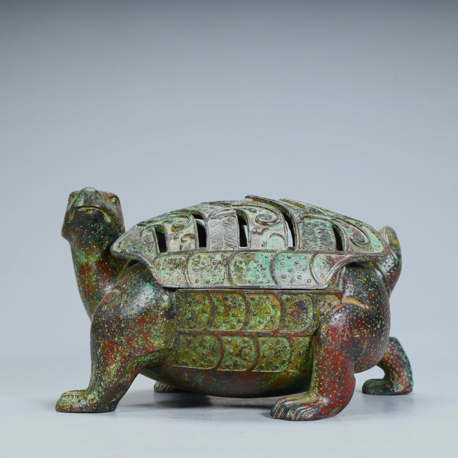 A bronze turtle-shaped aromatherapy stove in the Han Dynasty (1 of 9)