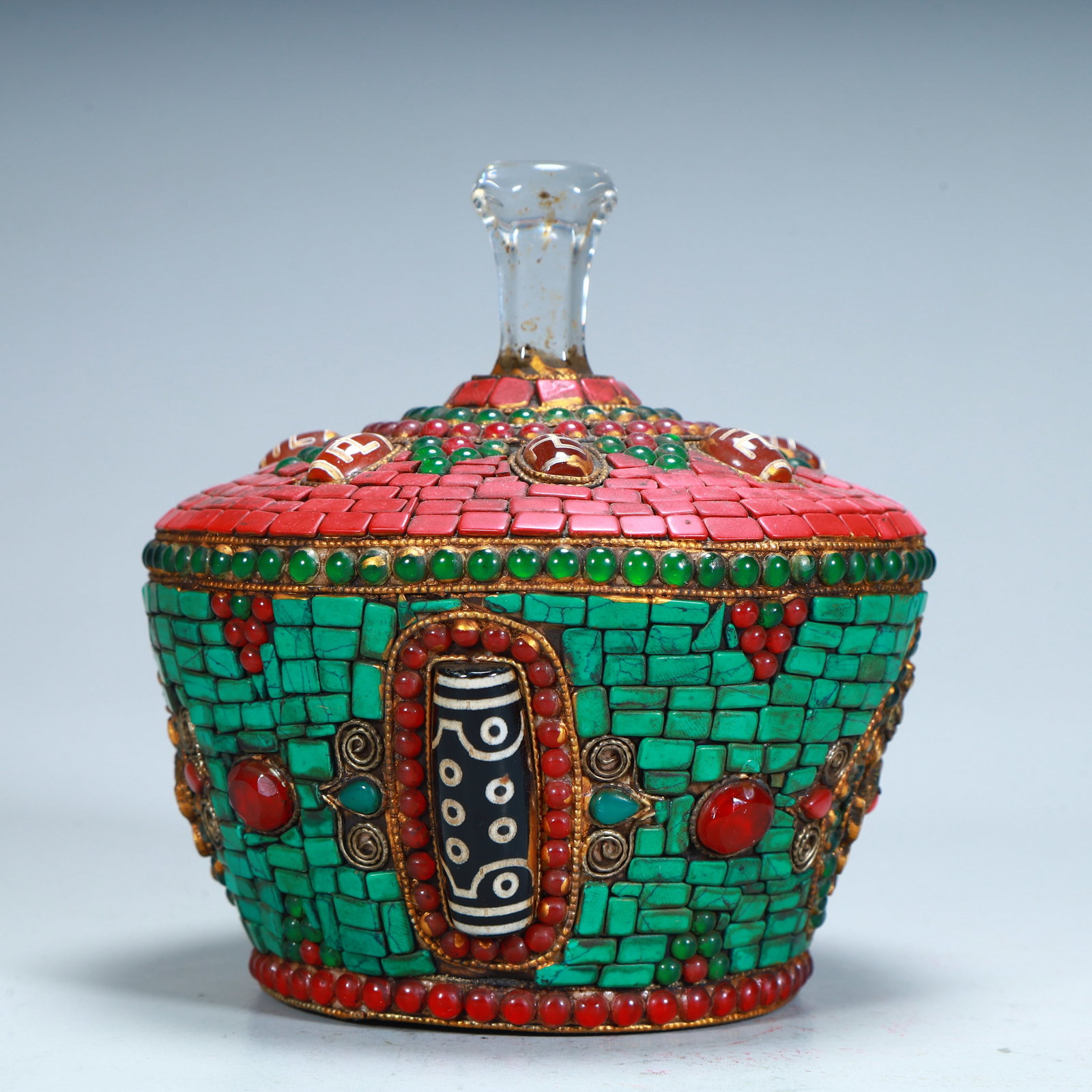 A Qing Dynasty Tibetan turquoise coral inlaid Dzi cover box: Qing Dynasty Tibetan turquoise coral inlaid Dzi lid box SIZE: H:13cm L:12cm W:12cm W:970g (The Dimensions Of All Batches Are Manually Measured.If You Need More Detailed Information, Please Contact Our