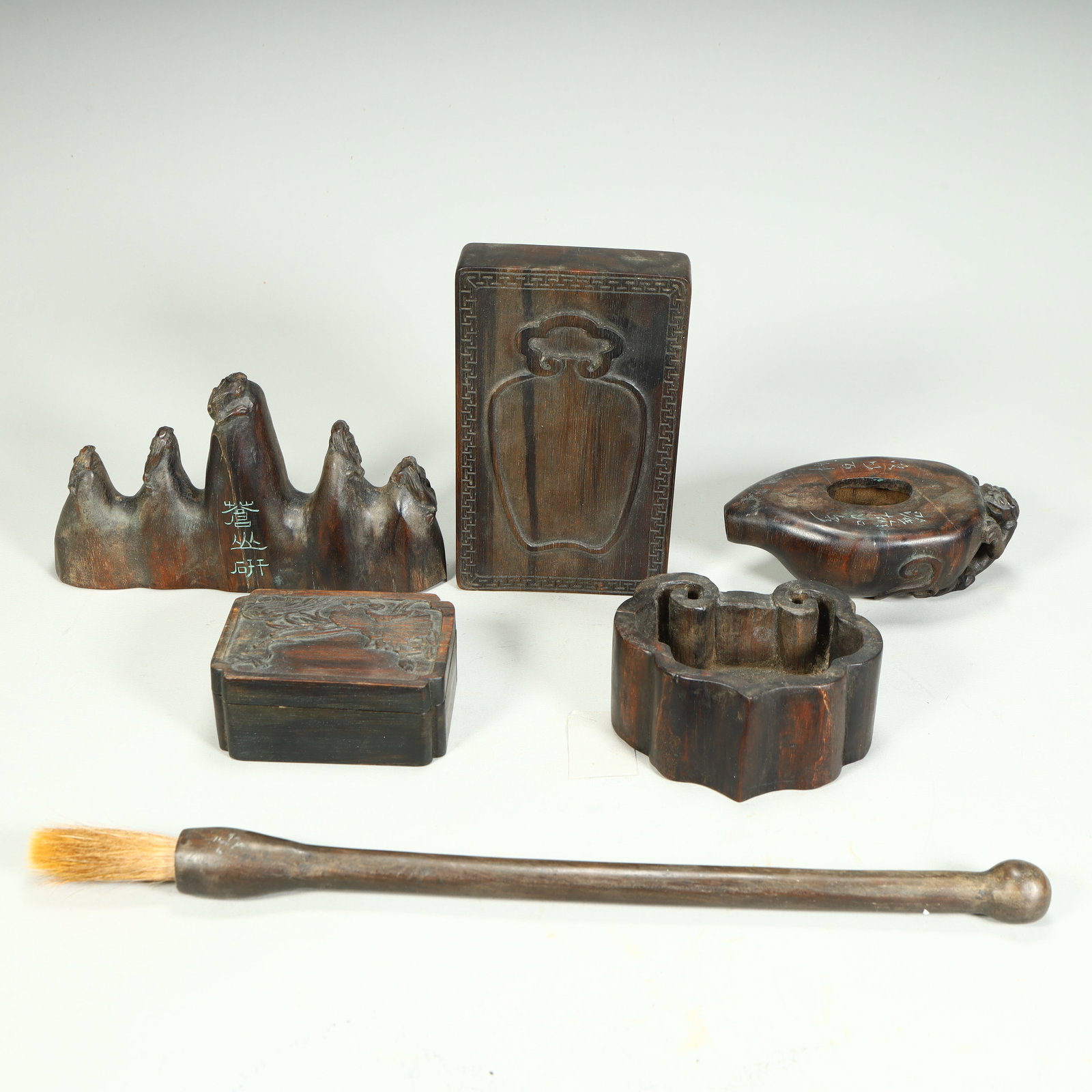One piece of Qing Dynasty agarwood study six pieces: Six pieces of agarwood study in the Qing Dynasty SIZE: Pen holder: L: 8cm W: 13.7cm Water bowl H: 3.5cm L: 10cm W: 5.5cm Wash: H: 3.8cm L: 8cm W: 6.5cm Box: H: 3cm L: 6.8cm W: 5cm Inkstone: H: 2cm L: 