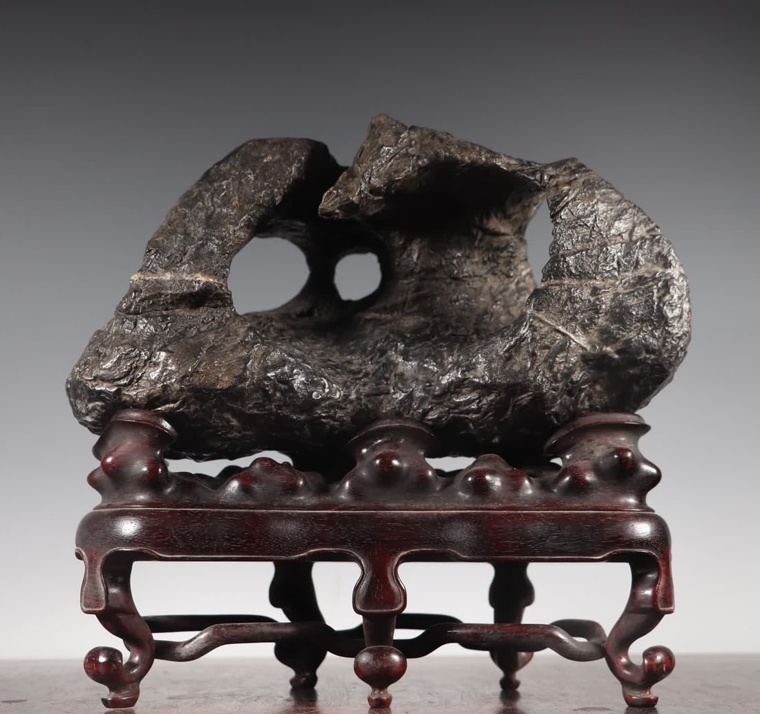 A Qing Dynasty Lingbi Shishanzi study ornament: Qing Dynasty Lingbi Shishanzi study ornament SIZE: 25x15x25cm W:5200g (The Dimensions Of All Batches Are Manually Measured.If You Need More Detailed Information, Please Contact Our Customer Service Be