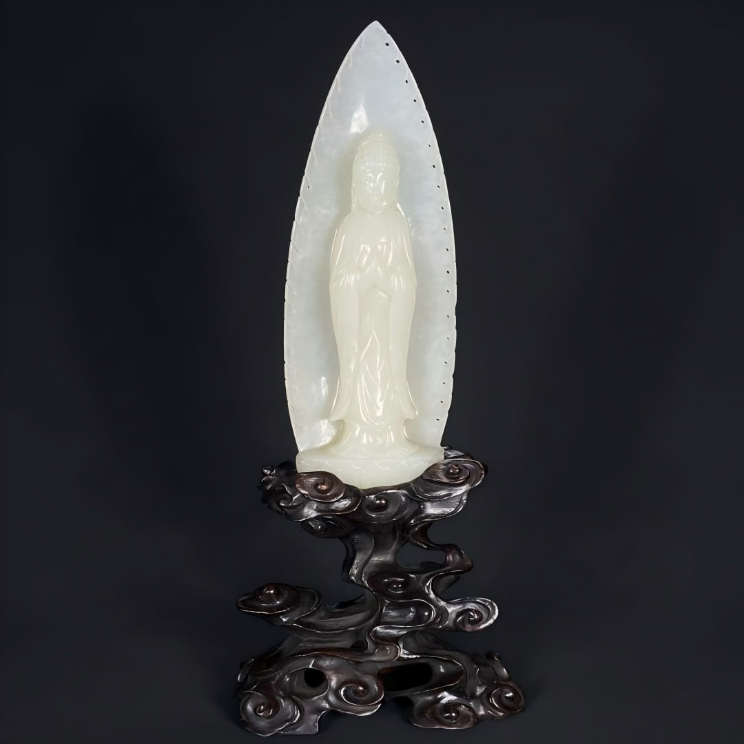 A standing statue of Shakyamuni Buddha statue made of white jade from Qianlong and Qianlong Hetian: Qing Qianlong Hetian jade seed material white jade Shakyamuni Buddha statue ornament This statue is carved from Hetian white jade, and the jade is delicate and moist. The three-dimensional round carvi