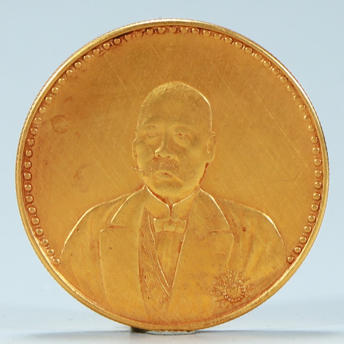 A silver-gilt coin commemorating the establishment of the Cao Kun Constitution of the Republic of: The Republic of China Cao Kun Wenbinding Constitution commemorates the establishment of silver gilt coins SIZE: D:3.9cm W:38g (The Dimensions Of All Batches Are Manually Measured.If You Need More Deta